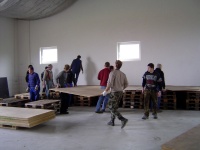 2006.04.15 - Bühne bauen (02).JPG