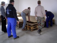 2006.04.15 - Bühne bauen (12).JPG