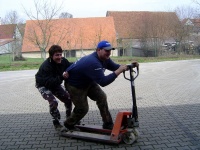 2006.04.15 - Bühne bauen (22).JPG